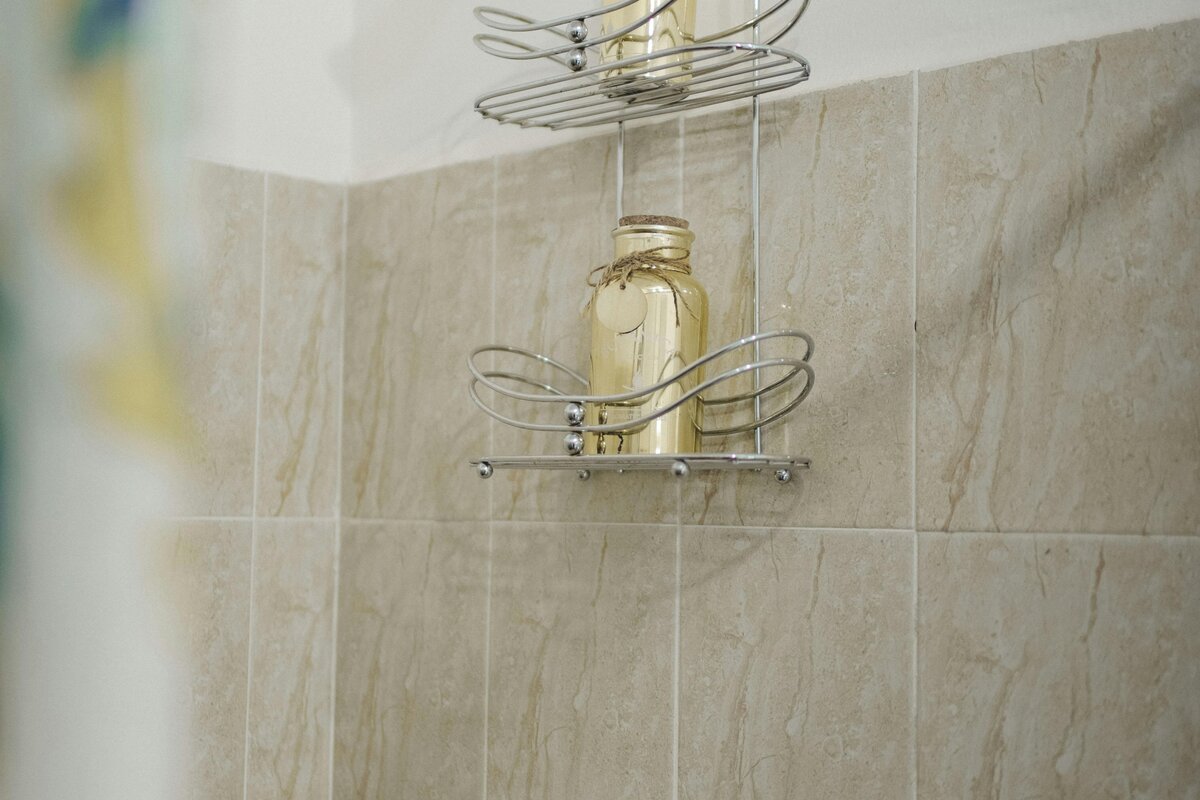 Vedeneristystyötä kylpyhuoneessa